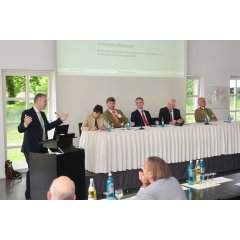 Foto oben: Johannes Remmel (Foto links), Minister für Klimaschutz, Umwelt, Landwirtschaft, Natur- und Verbraucherschutz des Landes NRW sprach zu den Festgästen. Auf dem Podium v.l.n.r.: Bürgermeisterin Gabriele Klingmüller (Bundestadt Bonn), Dr. Philipp Freiherr von Heereman (Vorsitzender Waldbauernverband NRW), Dr. Gerd Landsberg (Geschäftsführer Gemeindewaldbesitzerverband NRW, Geschäftsführendes Präsidialmitglied Deutscher Städte- und Gemeindebund), Bürgermeister Bernhard Halbe (Vorsitzender Gemeindewaldbesitzerverband NRW), Georg Schirmbeck (Präsident Deutscher Forstwirtschaftsrat)