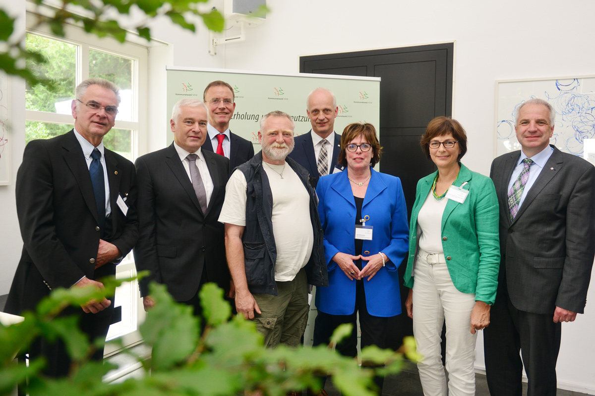 v.l.n.r. Dr. Dr. Ralf Faber (1. Stellv. Vorsitzender Gemeindewaldbesitzerverband NRW), Bürgermeister Bernhard Halbe (VorsitzenderGemeindewaldbesitzerverband NRW), Dr. Gerd Landsberg (Geschäftsführer Gemeindewaldbesitzerverband NRW, Geschäftsführendes Präsidialmitglied Deutscher Städte- und Gemeindebund), MdL Norwich Rüße (Landtagsfraktion Bündnis 90/Die Grünen NRW), Bürgermeister Christoph Ewers (2. Stellv. Vorsitzender Gemeindewaldbesitzerverband NRW), Ute Kreienmeier (Stellv. Geschäftsführerin Gemeindewaldbesitzerverband NRW), MdL Annette Watermann-Krass (SPD-Landtagsfraktion), MdL Rainer Deppe (CDU Landtagsfraktion NRW)