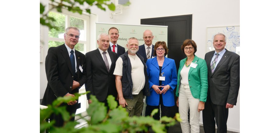 v.l.n.r. Dr. Dr. Ralf Faber (1. Stellv. Vorsitzender Gemeindewaldbesitzerverband NRW), Bürgermeister Bernhard Halbe (VorsitzenderGemeindewaldbesitzerverband NRW), Dr. Gerd Landsberg (Geschäftsführer Gemeindewaldbesitzerverband NRW, Geschäftsführendes Präsidialmitglied Deutscher Städte- und Gemeindebund), MdL Norwich Rüße (Landtagsfraktion Bündnis 90/Die Grünen NRW), Bürgermeister Christoph Ewers (2. Stellv. Vorsitzender Gemeindewaldbesitzerverband NRW), Ute Kreienmeier (Stellv. Geschäftsführerin Gemeindewaldbesitzerverband NRW), MdL Annette Watermann-Krass (SPD-Landtagsfraktion), MdL Rainer Deppe (CDU Landtagsfraktion NRW)