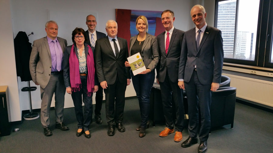 Die Teilnehmenden an dem Gespräch mit Ministerin Schulze Föcking (MdL) im Umweltministerium Düsseldorf (von rechts): Stellv. Vorsitzender Bürgermeister Christoph Ewers (Burbach), Hauptgeschäftsführer des Deutschen Städte- und Gemeindebundes und Geschäftsführer des Gemeindewaldbesitzerverbandes NRW Dr. Gerd Landsberg (Bonn), Ministerin Christina Schulze Föcking (MdL), Vorsitzender Bürgermeister Halbe (Schmallenberg), Beigeordneter Rudolf Graaff (Städte- und Gemeindebund NRW, Düsseldorf), Stellv. Geschäftsführerin Ute Kreienmeier (Bonn), Ltd. Verbandsforstdirektor Thomas Kämmerling (Regionalverband Ruhr Grün, Essen).