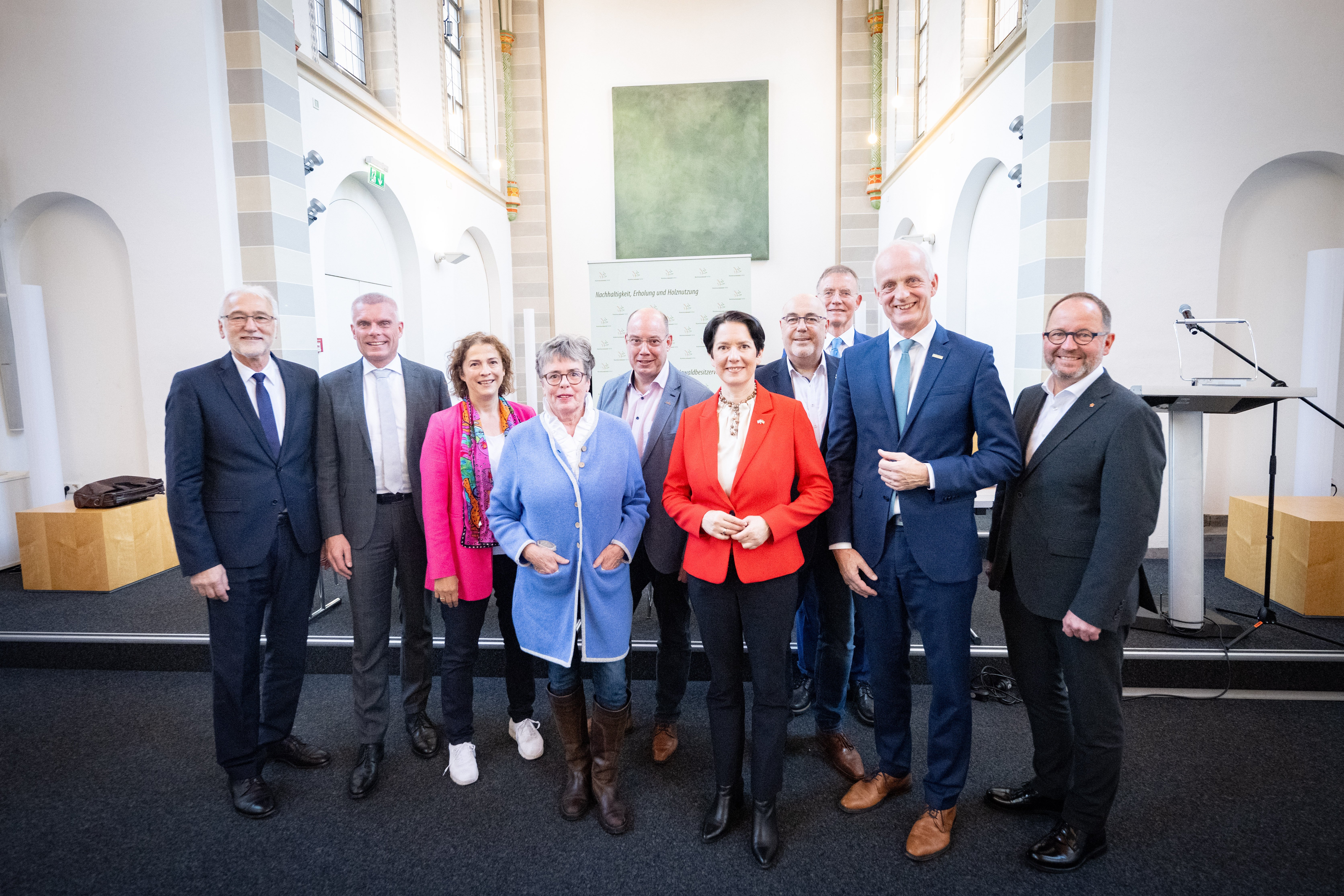 Mitgliederversammlung des  Gemeindewaldbesitzerverbandes NRW in Bonn Im Bild v.l.n.r.: Dr. Karl-Heinz Frieden (Vorsitzender Forstausschuss Deutscher Kommunalwald), neuer Geschäftsführer Bernd Düsterdiek, Bürgermeisterin Dr. Ursula Sautter (Bonn), Ute Krei-enmeier (Stellv. Geschäftsführerin), Bürgermeister Peter Josef Weiken (Rüthen), NRW-Forstministerin Silke Gorißen (Düsseldorf), Bürgermeister Dr. Thomas Schöne (Warstein), ehem. Geschäftsführer Dr. Gerd Landsberg, Vorsitzender Bürgermeister Christoph Ewers (Burbach), Verbandsvorsteher Jörg Düning-Gast (Landesverband Lippe)  