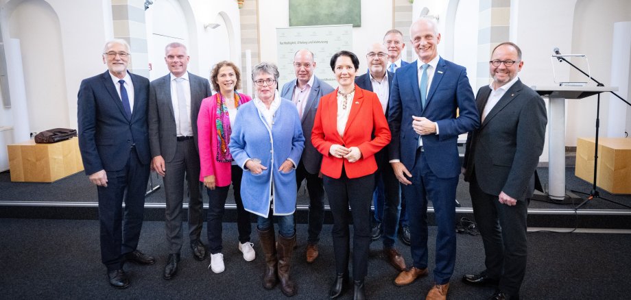 Mitgliederversammlung des  Gemeindewaldbesitzerverbandes NRW in Bonn Im Bild v.l.n.r.: Dr. Karl-Heinz Frieden (Vorsitzender Forstausschuss Deutscher Kommunalwald), neuer Geschäftsführer Bernd Düsterdiek, Bürgermeisterin Dr. Ursula Sautter (Bonn), Ute Krei-enmeier (Stellv. Geschäftsführerin), Bürgermeister Peter Josef Weiken (Rüthen), NRW-Forstministerin Silke Gorißen (Düsseldorf), Bürgermeister Dr. Thomas Schöne (Warstein), ehem. Geschäftsführer Dr. Gerd Landsberg, Vorsitzender Bürgermeister Christoph Ewers (Burbach), Verbandsvorsteher Jörg Düning-Gast (Landesverband Lippe)  