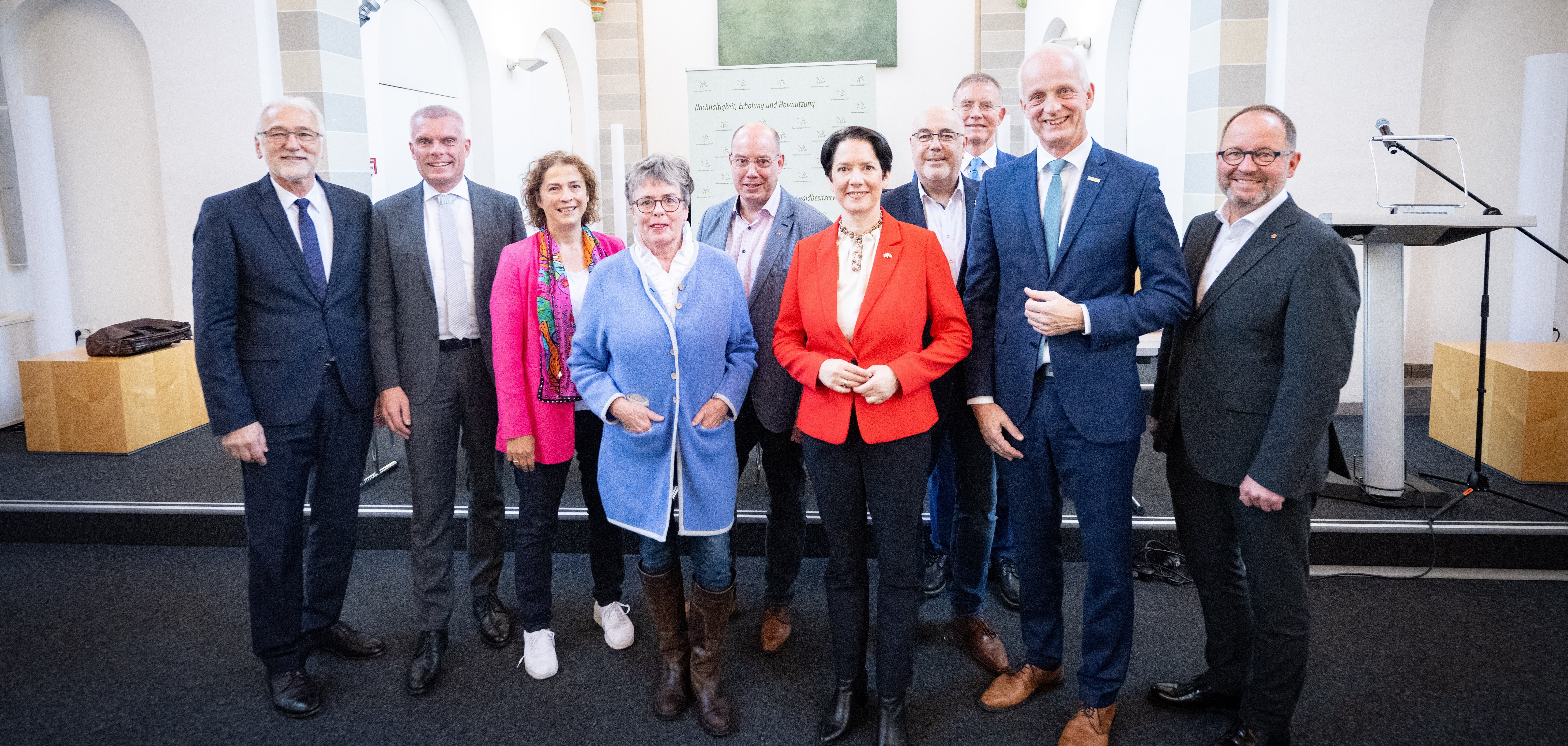 Mitgliederversammlung des  Gemeindewaldbesitzerverbandes NRW in Bonn Im Bild v.l.n.r.: Dr. Karl-Heinz Frieden (Vorsitzender Forstausschuss Deutscher Kommunalwald), neuer Geschäftsführer Bernd Düsterdiek, Bürgermeisterin Dr. Ursula Sautter (Bonn), Ute Krei-enmeier (Stellv. Geschäftsführerin), Bürgermeister Peter Josef Weiken (Rüthen), NRW-Forstministerin Silke Gorißen (Düsseldorf), Bürgermeister Dr. Thomas Schöne (Warstein), ehem. Geschäftsführer Dr. Gerd Landsberg, Vorsitzender Bürgermeister Christoph Ewers (Burbach), Verbandsvorsteher Jörg Düning-Gast (Landesverband Lippe)  