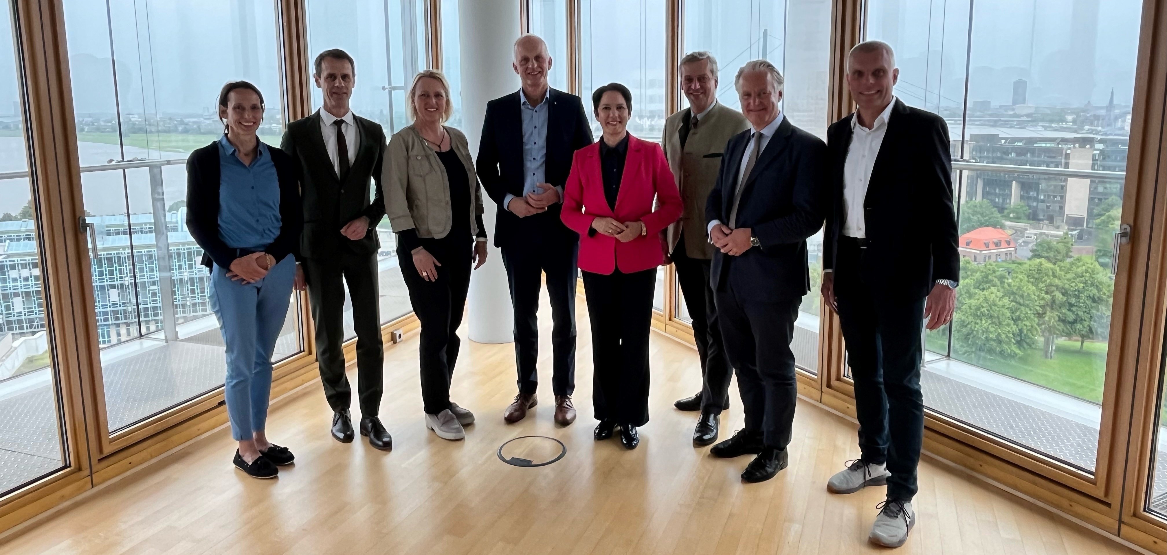 Auf dem Foto zu sehen (v.l.n.r.): Svenja Beckmann (Geschäftsführerin der Familienbetriebe Land und Forst NRW e.V.), Staatssekretär Dr. Martin Berges, Heidrun Buß-Schöne (Geschäftsführerin Waldbauernverband NRW), Bürgermeister Christoph Ewers (Vorsitzender des Gemeindewaldbesitzerverbandes NRW), Ministerin Silke Gorißen, Eberhard von Wrede (1. Stellvertretender Vorsitzender des Waldbauernverbands NRW), Max Freiherr von Elverfeldt (Vorsitzender der Familienbetriebe Land und Forst NRW e.V) sowie Bernd Düsterdiek (Geschäftsführer des Gemeindewaldbesitzerverbandes NRW).