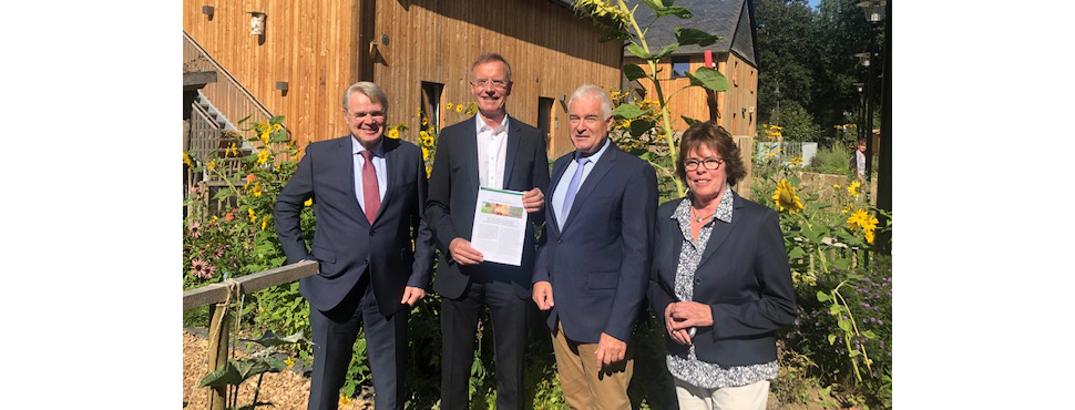 Staatssekretär Dr. Heinrich Bottermann; Ministerium für Umwelt, Landwirtschaft, Natur- und Verbraucherschutz NRW, Düsseldorf Dr. Gerd Landsberg, Geschäftsführer Gemeindewaldbesitzerverband NRW e. V., Geschäftsführendes Präsidialmitglied DStGB, Berlin Bernhard Halbe, Vorsitzender des Gemeindewaldbesitzerverbandes NRW e. V., Bürgermeister der Stadt Schmallenberg Ute Kreienmeier, Stellv. Geschäftsführerin Gemeindewaldbesitzerverband NRW e. V.